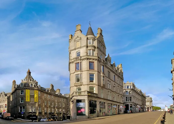 Luxury 2 Bedroom City Centre Apartment With Panoramic Views And High Ceilings